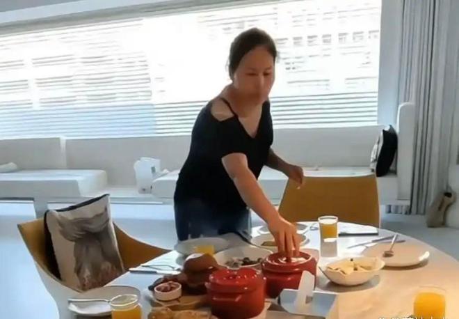 小菲郁躁症复发开跑车直奔豪宅吊唁大S开元棋牌app小S回应斥资百万包机汪(图2)