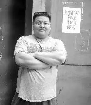 75平的按揭房里和5口人挤在一起开元棋牌亚洲举重冠军才力退役后在(图1)
